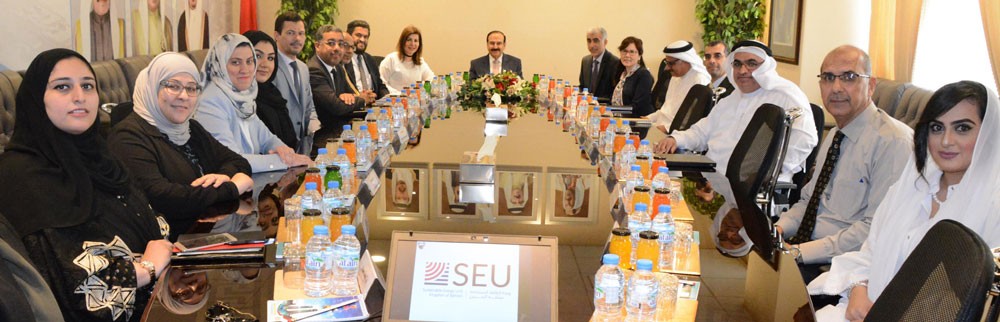 وزير الكهرباء يستعرض مشاريع الطاقة المتجددة مع أقسام الطرق بوزارة الاشغال 