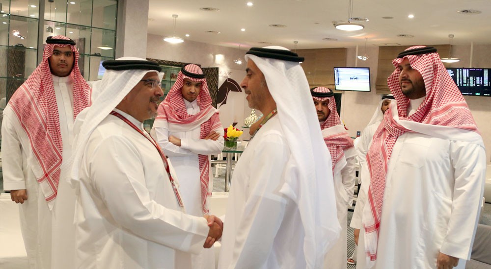 سمو ولي العهد يلتقي بكبار ضيوف جائزة البحرين الكبرى من أصحاب السمو والسمو الملكي	