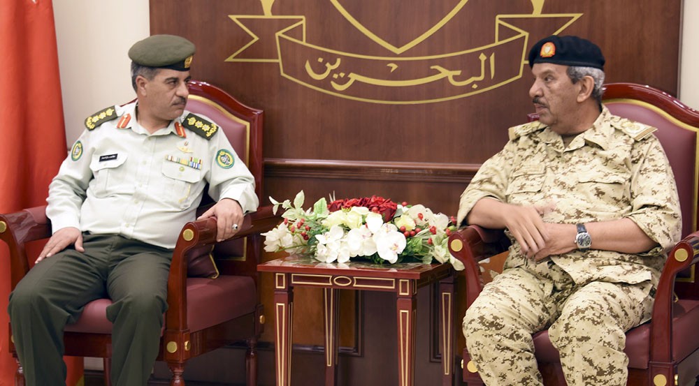  القائد العام يستقبل وفدا من كلية الدفاع الوطني الملكية الأردنية‎ 