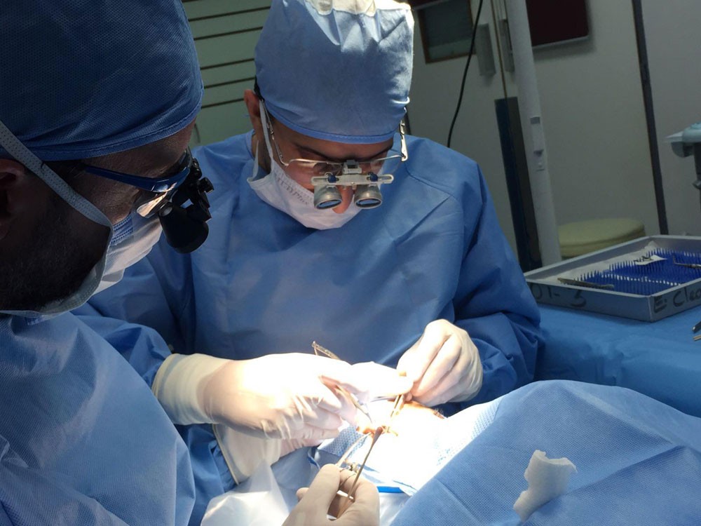  الاستشاري البريطاني فروجه يجري عدداً من العمليات الجراحية المعقدة
