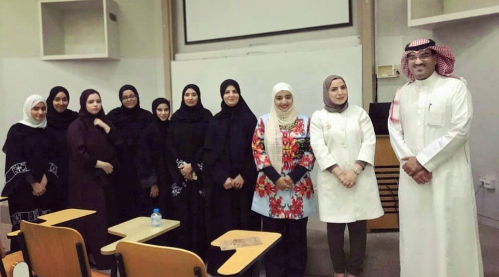 طلبة جامعة البحرين يناقشون تطوير مهارات الأتكيت والبرتوكول