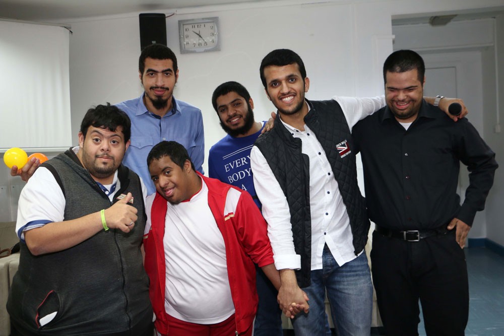 طلبة الطب بجامعة الخليج ينفذون برنامجاً ترفيهياً لأعضاء الجمعية البحرينية لمتلازمة داون