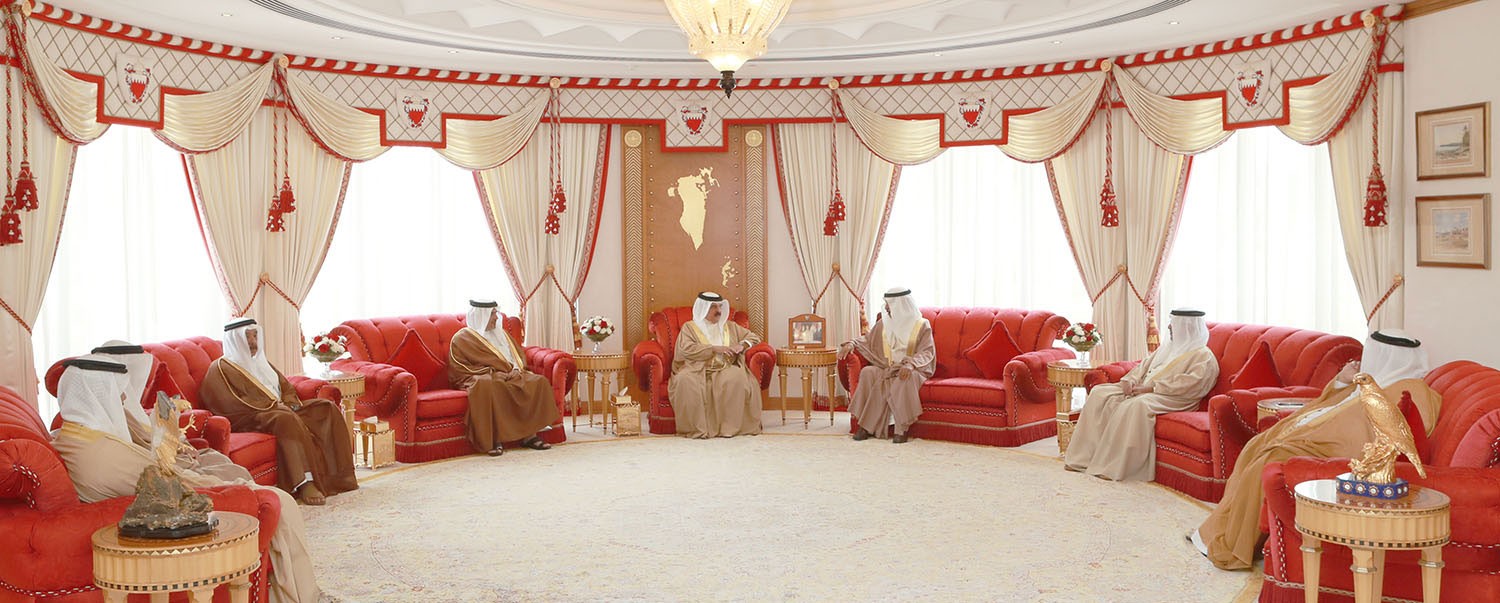 الملك يستعرض مع رئيس الوزراء وولي العهد الاكتشافات الأخيرة لحقل النفط والغاز