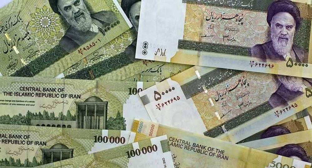 انهيار الريال الإيراني يدفع السلطات للتدخل