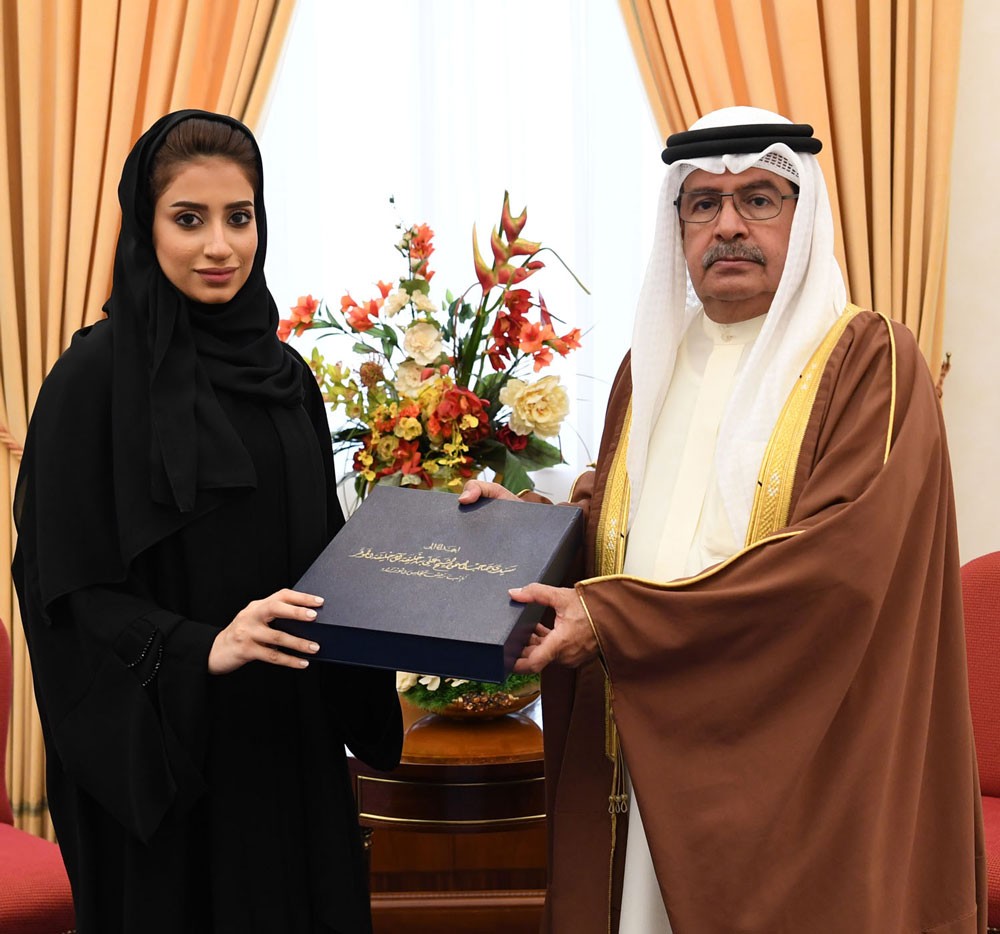 سمو الشيخ علي بن خليفة آل خليفة يستقبل الموظفة هالة يعقوب‎