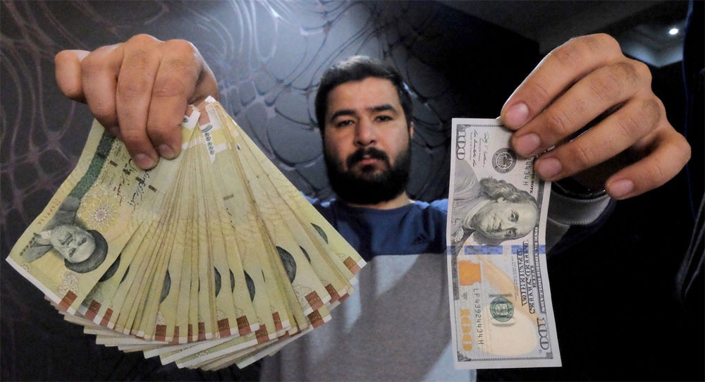 اعتقالات بصفوف التجار في إيران بعد انهيار العملة