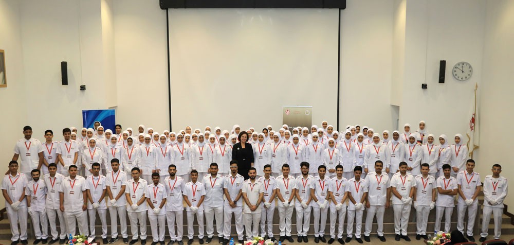 147 طالباً بجامعة البحرين يضيئون الشموع معتمرين زي التمريض