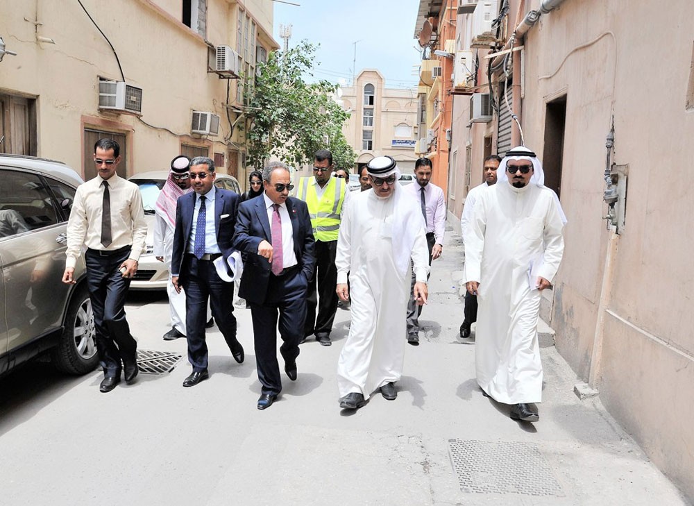 وزير الأشغال من مروزان: "عمر الطرق انتهى.. سنزيلها ونرصفها"