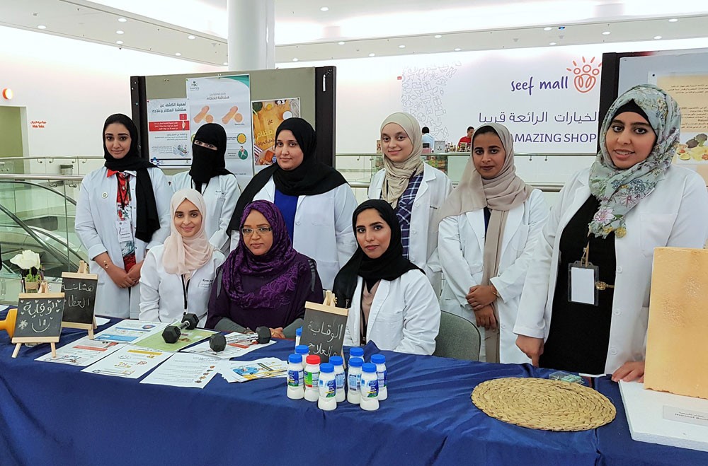 طلبة جامعة الخليج العربي ينظمون حملة للتوعية بهشاشة العظام ونقص فيتامين دال
