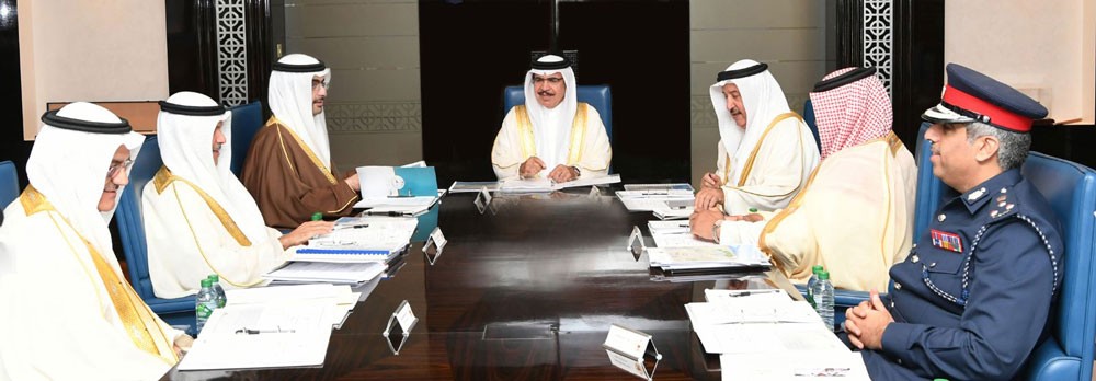 وزير الداخلية يجتمع بالمحافظين ويبحث عددا من القضايا والمشاريع
