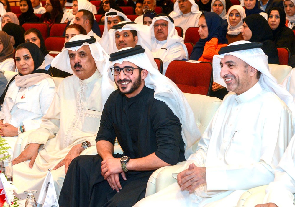 خالد بن حمد: نتطلع لتعزيز مفهوم الإنسانية وحث الطلبة على المشاركة في بناء المجتمع