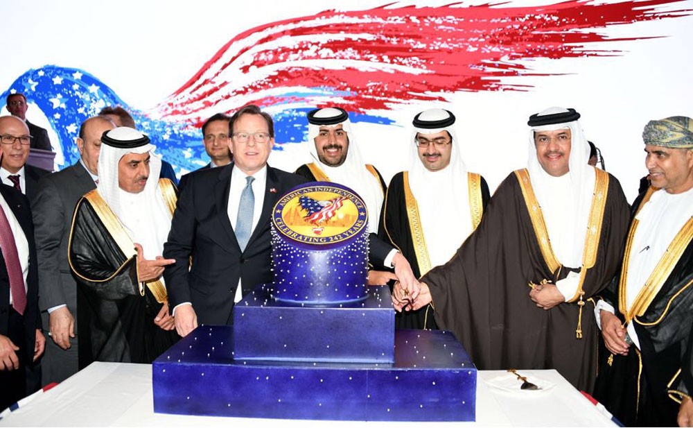 سعادة الشيخ خليفة بن راشد وسمو الشيخ خليفة بن علي يحضران حفل السفارة الامريكية