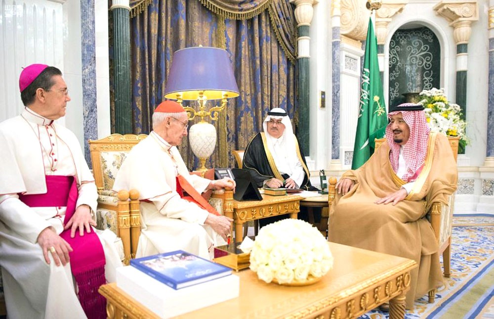 الملك سلمان ومسؤول بالفاتيكان يشددان على نبذ الإرهاب