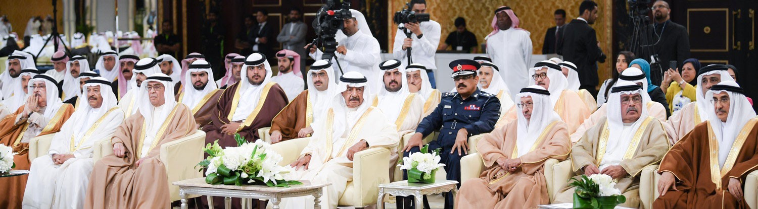 سمو رئيس الوزراء يتفضل بتدشين كتاب "مجلس الرئيس" 