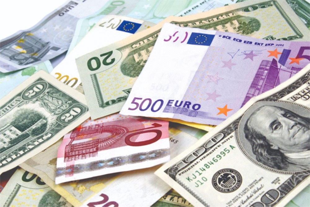 اليورو يعود صوب مستوى 1.24 دولار مع انخفاض العملة الأمريكية
