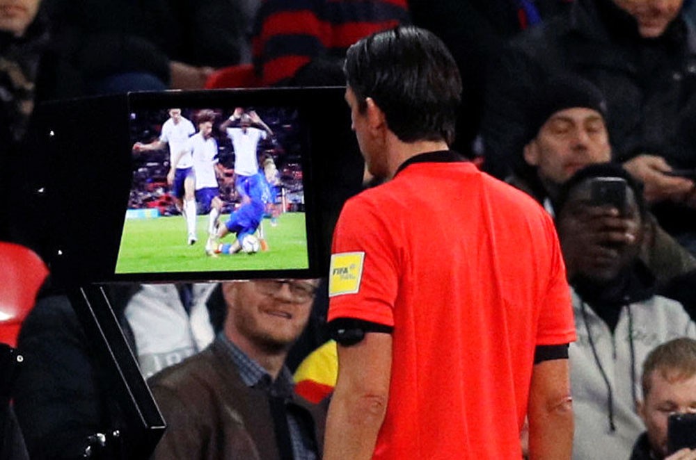 "تقنية الفيديو" وشاشات عملاقة لإعادة الحالات المثيرة في ملاعب كأس العالم