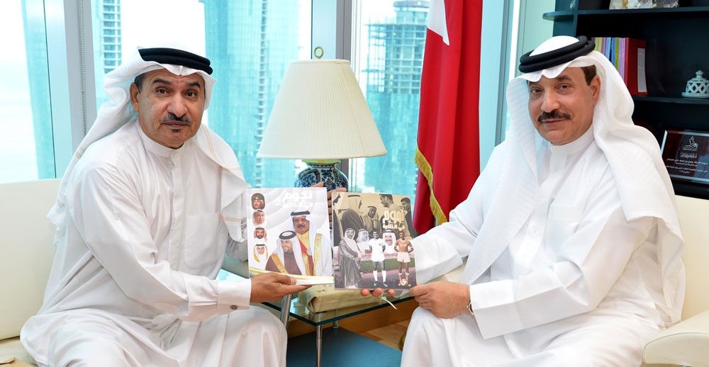 حميدان يتسلم نسخة من كتاب "نجوم في الذاكرة" للكاتب حسن الدوسري