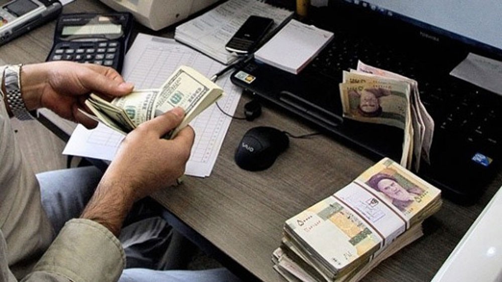 فوربس : جهود إيران لمنع انهيار العملة فشلت