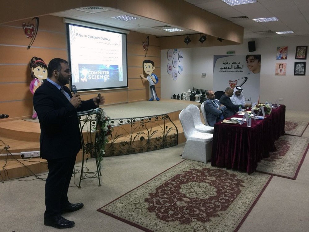 "تقنية المعلومات" بجامعة البحرين تعرِّف طلبة المدارس الموهوبين ببرامج الكلية