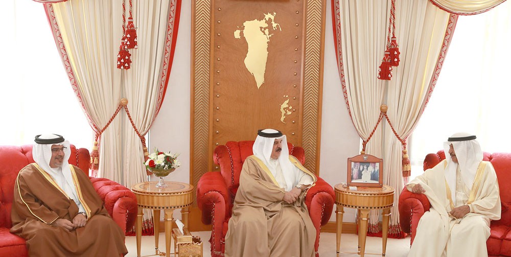 جلالة الملك المفدى يستعرض مع سمو رئيس الوزراء وسمو ولي العهد عددا من قضايا الشأن المحلي