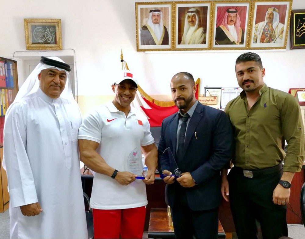 بدر سلطان يقدم محاضرة (نمط الحياة) بمدرسة عمر بن الخطاب