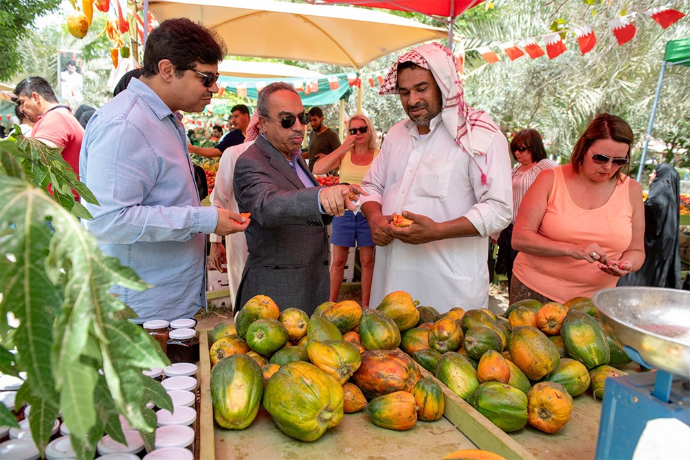 وزير الأشغال والبلديات يؤكد استمرار دعم المزارع البحريني