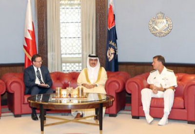 وزير الداخلية يستقبل السفير الأمريكي وقائدي الأسطول الخامس السابق والجديد