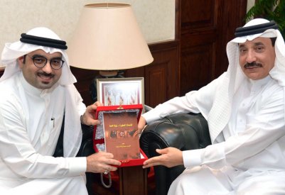 حميدان يتسلم نسخة من كتاب "المؤسسات الصغيرة: رؤية خاصة"