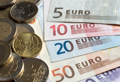 اليورو يهبط لأدنى مستوى في 2018 مع صعود الدولار بدعم قرار ترامب