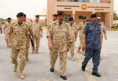 القائد العام لقوة دفاع البحرين يقوم بزيارة للكلية الملكية للقيادة والأركان والدفاع الوطني