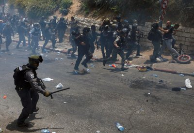 استشهاد مواطنين فلسطينيين اثنين واصابة العشرات في غزة والضفة الغربية
