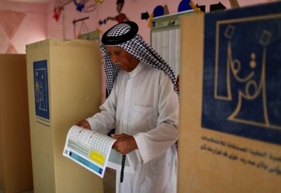 بالصور.. العراقيون يقترعون لاختيار نواب البرلمان