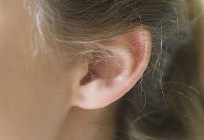 عملية نادرة لإنماء أذن جديدة في ذراع مجندة!