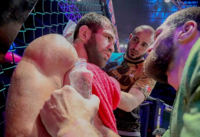 خالد بن حمد يهنىء لاعبي فريق KHK MMA على الأداء والفوز بنزالات BRAVE 12