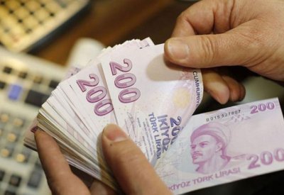 الليرة التركية تنخفض وعجز المعاملات الجارية أكبر من المتوقع