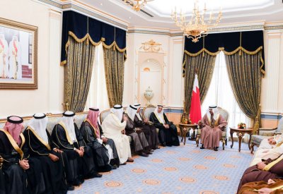 سمو رئيس الوزراء يستقبل عددا من أفراد عائلة بن هندي المناعي