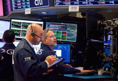 الأسهم الأمريكية تفتح منخفضة بفعل مشاكل التجارة وبيانات ضعيفة