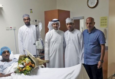 الحلواجي يطمئن على اللاعب العماني خميس الجابري