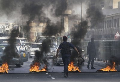 تخفيف عقوبة 3 مُدانين بحرق إطارات بالمعامير للسجن 3 سنوات