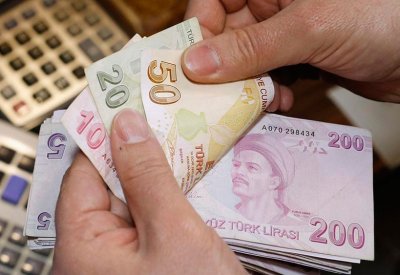 الليرة التركية تهبط إلى مستوى قياسي منخفض مقابل الدولار