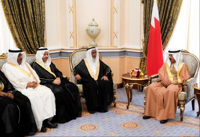 رئيس الوزراء يستقبل عددا من أفراد عائلة أحمد بن يوسف بوبشيت