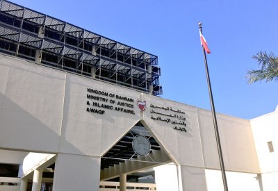 محكوم بجريمة قتل يعتدي على شرطيين في "سجن جو"