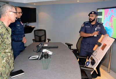 قائد خفر السواحل يبحث مجالات التعاون مع قائد الأسطول الخامس
