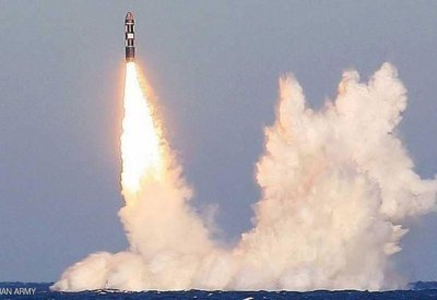 غواصة نووية روسية تجري تجربة صاورخية "رباعية"