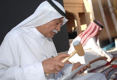 ندوة عن التراث الشعبي بمسرح اوال 