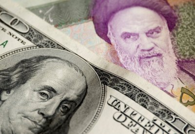 إيران تتحضر للعقوبات..أول تخفيض للريال تجنباً لانهياره
