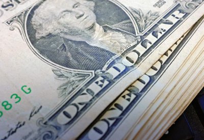 تراجع الدولار وارتفاع أسعار الذهب