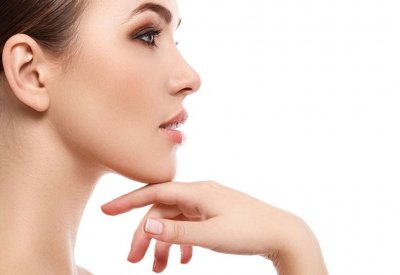 هكذا تتخلصن من لمعان البشرة في الصيف