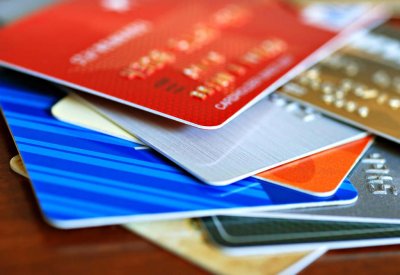 حبس أجنبيَين وبحريني حاولوا شراء سيارات مرسيدس ببطاقات ائتمانية مزورة