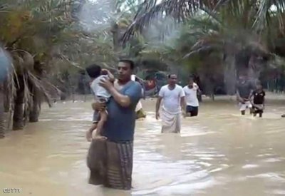 سقطرى.. ثلاثة بحارة ينجون من مخالب الإعصار "ماكونو"